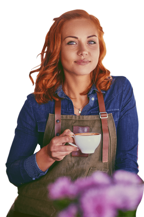 Frau mit Kaffeetasse in der Hand.